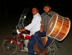 Bu da motorlu ramazan davulcusu 